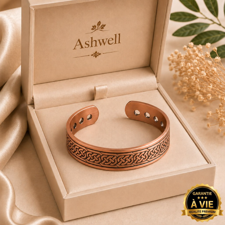 Close-up of the pure copper bracelet's adjustable cuff design