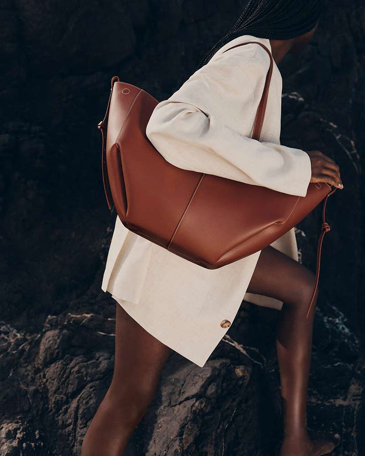 Cyme sculptured bag cognac leather texture close-up detail