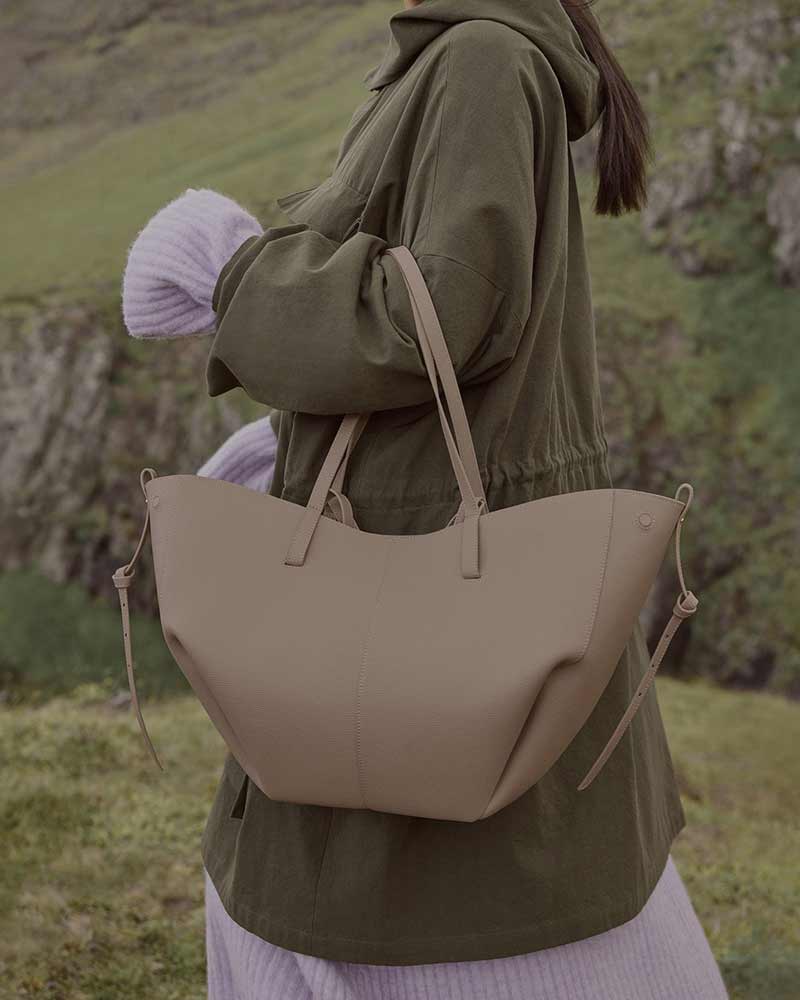 Cyme leather tote bag camel model outdoor lifestyle