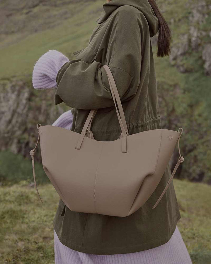 Cyme leather tote bag camel model outdoor lifestyle