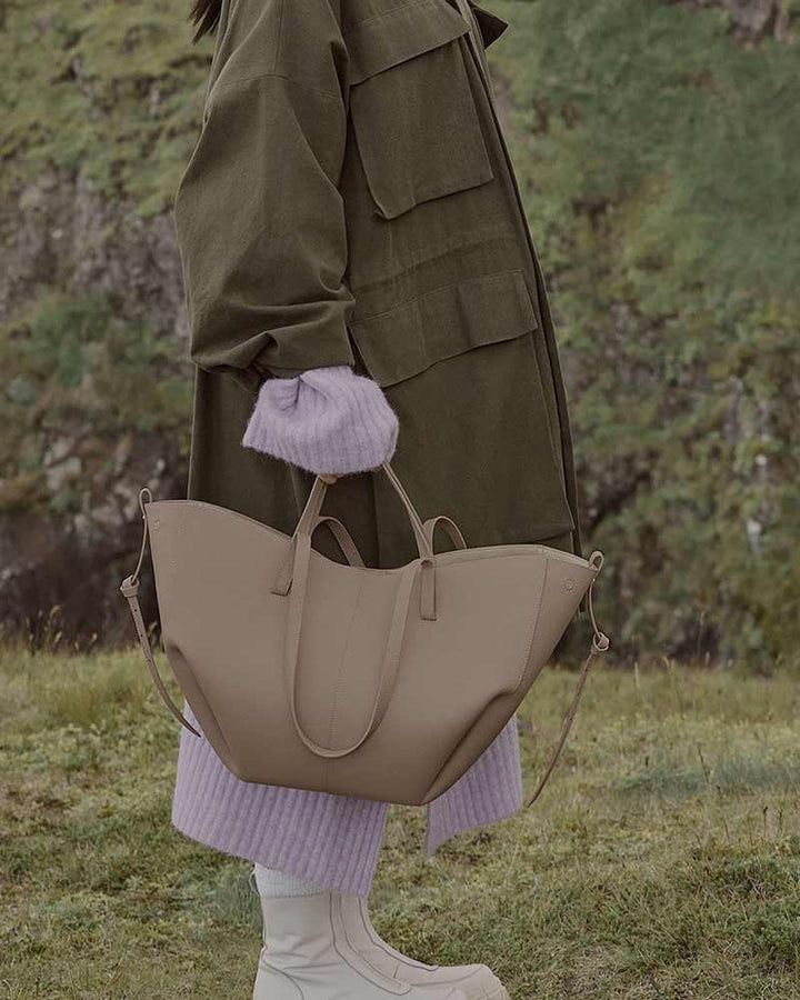 Cyme sculptured tote bag camel model rear angle view