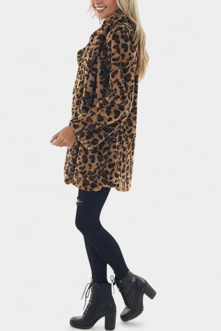 Énola leopard faux fur coat back view bold print
